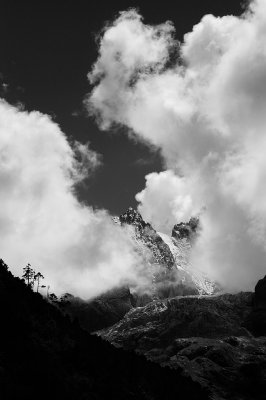 The Jade Snow Mountain close to Lijiang beckons through the clouds. It is covered in snow year round, and many attempts to climb it have failed. In it's vicinity are other peaks, but also golf courses, and man made attractions where children can ride yaks in the river and more. 