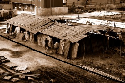 This shed stood on the site for many months. It is rather typical for many places in Shanghai. Nowadays, the Puli stands there, with glitzy facade and ambitious slogans.